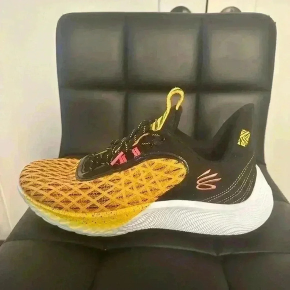 Under Armour Curry 9 Street Sesame Street Size M 13.5 W 15 Yellow Black Sneakers - Picture 5 of 10